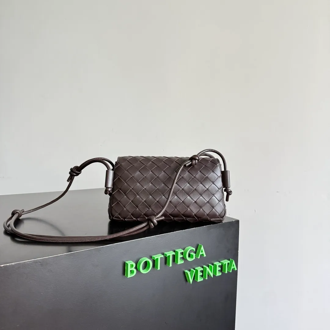Batch 1680 Bottega Veneta’s new early spring products are here◍˃ᵕ˂◍ This super cute little bag captures my heart every time. This kind of simple little bag that can be carried on the back at any time is so convenient. The surprise of this Notturno clutch lies in the three independent spaces inside. Babies with a lot of belongings must be able to empathize with the tiredness of searching for items for a long time every time. This divided area design simply captures my heart. Style number: 843893 Size: 21*11*9cm Color: black brown